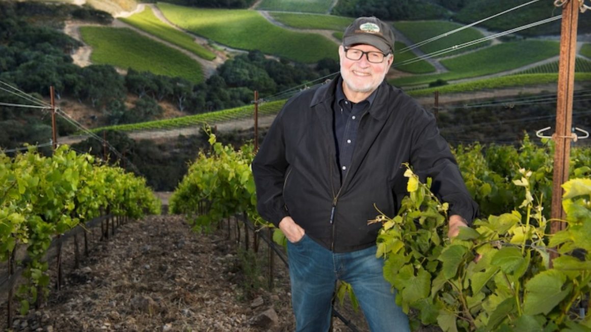 Ken Brown em um vinhedo