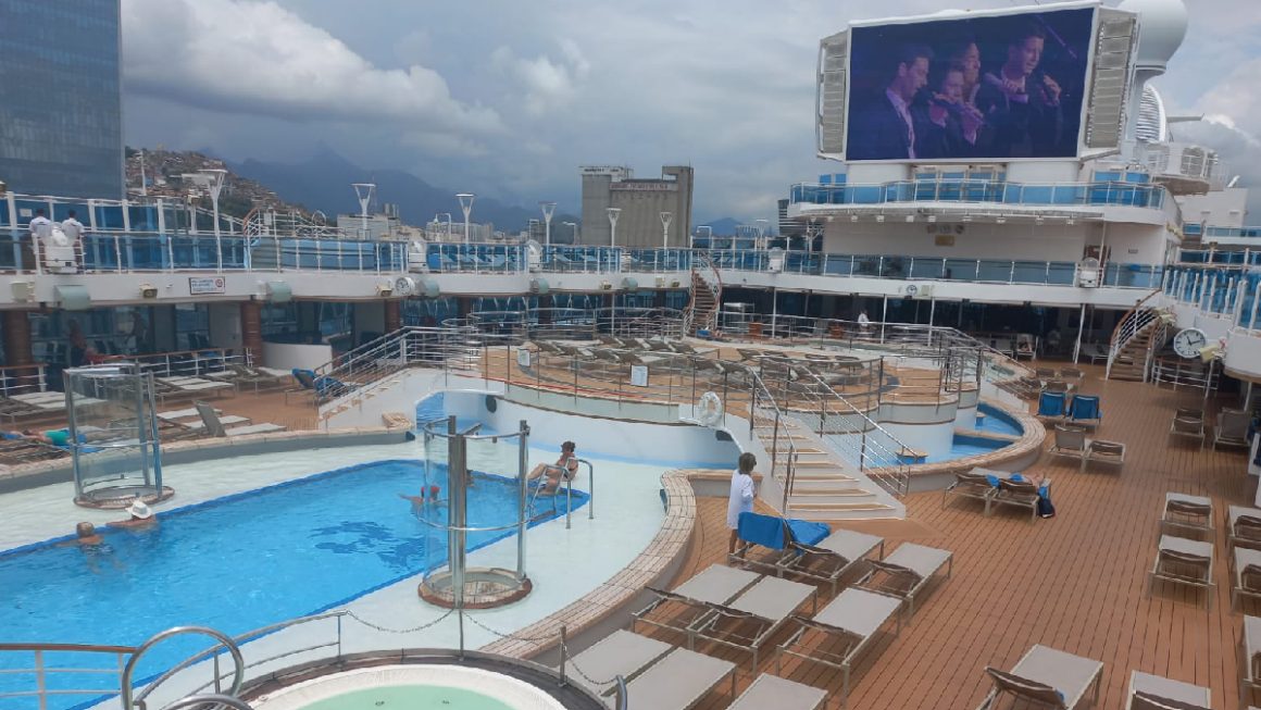 Piscina central do navio Majestic Princess