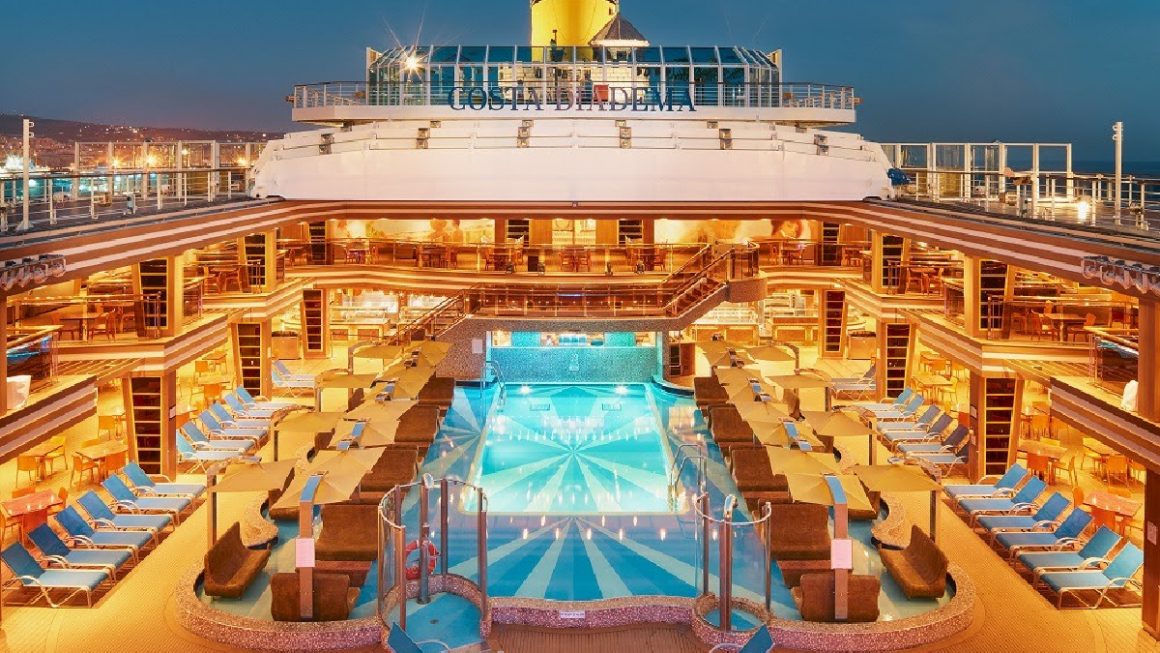 Piscina central do navio Costa Diadema