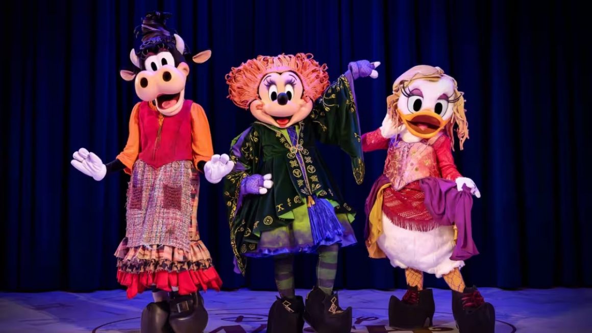 Halloween on the High Seas com personagens fantasiados a bordo