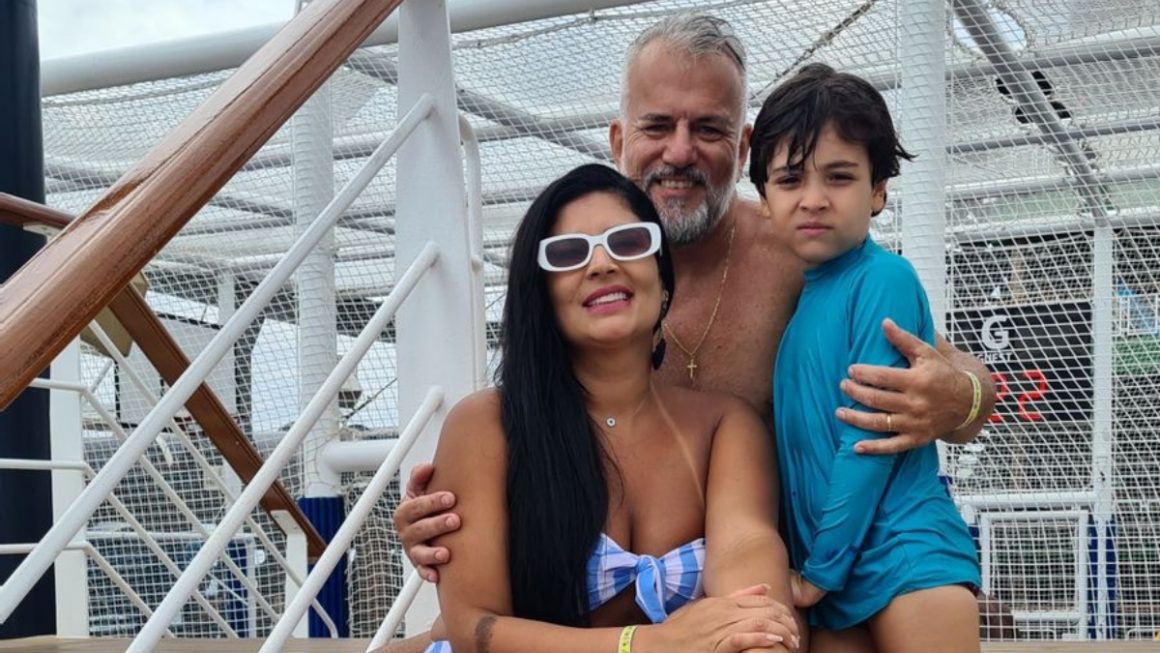 Bruna Rodrigues, com seu marido Marcelo e o filho Arthur a bordo do MSC Seaview