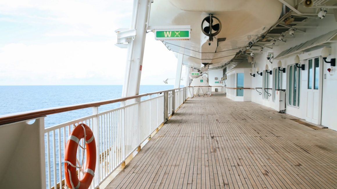 Deck de um navio de cruzeiro com os botes salva-vidas