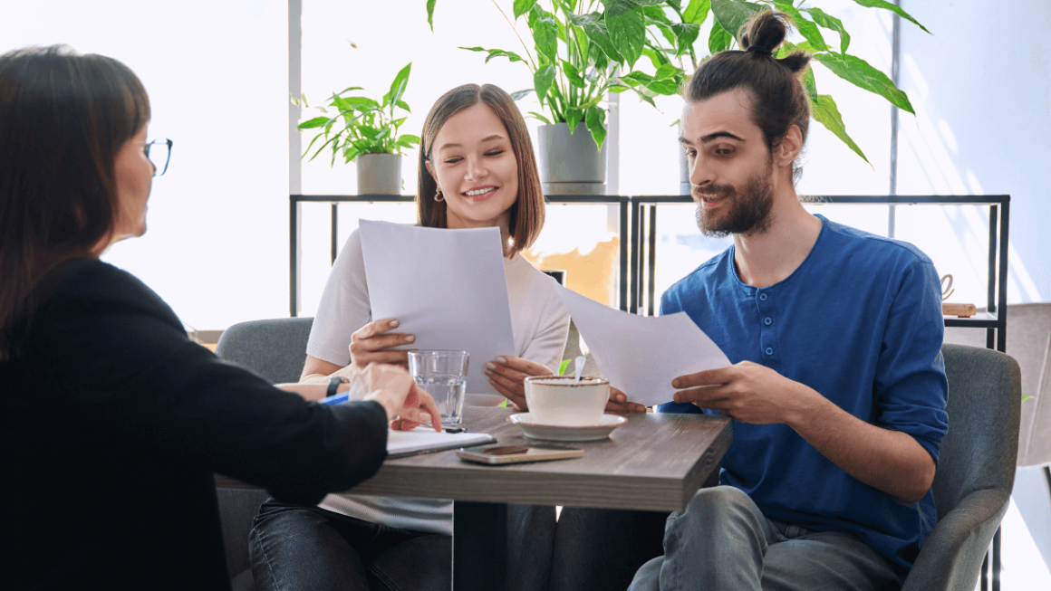 Casal organizando cruzeiro com seu agente de viagens