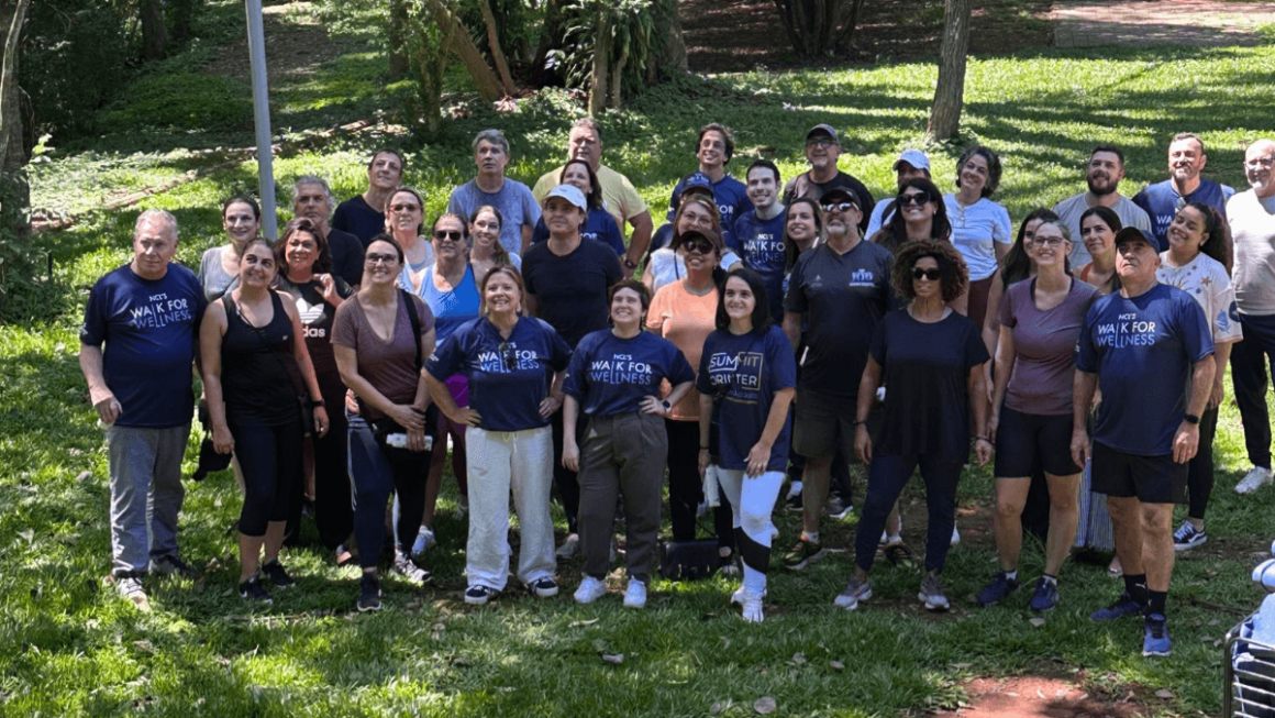Equipe pós yoga em evento da NCL