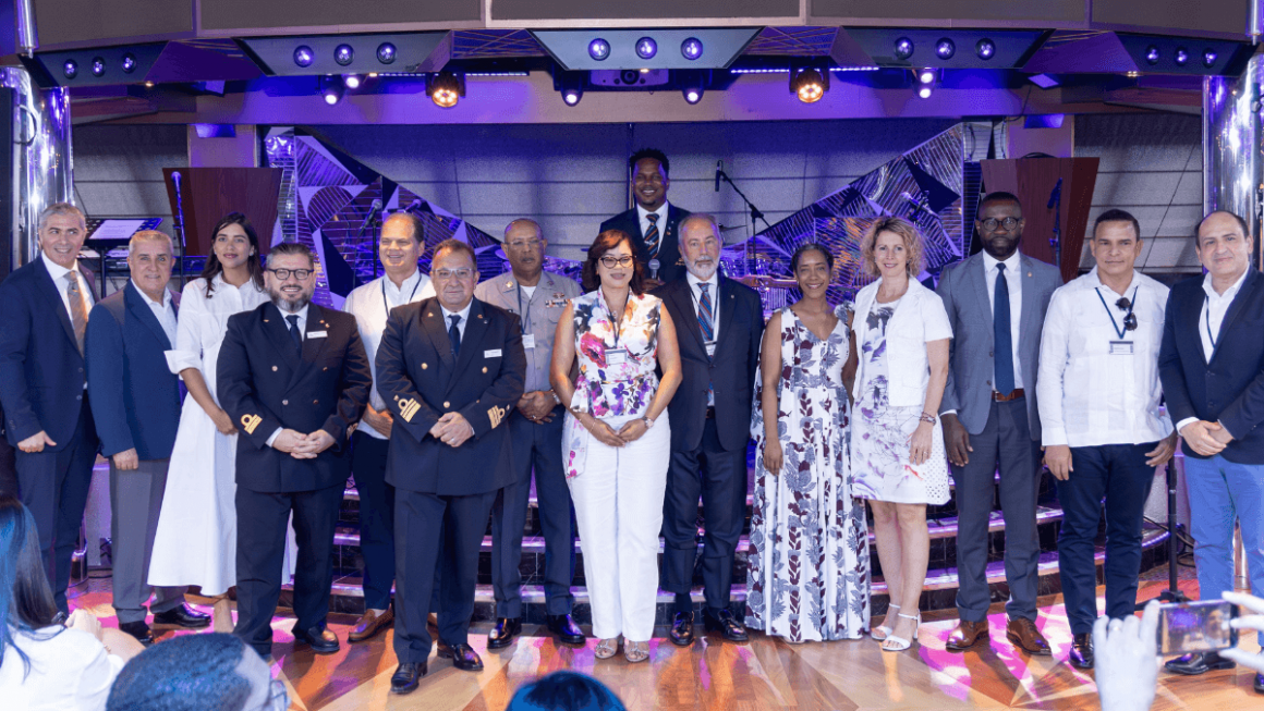 Ezio Di Nunzio - comandante do Costa Fascinosa, Dario Rustico e a equipe da Costa Cruzeiros recebem o embaixador Stefano Palmas Queirola (ao centro) e outras autoridades da República Dominicana no costa Fascinosa em Santo Domingo