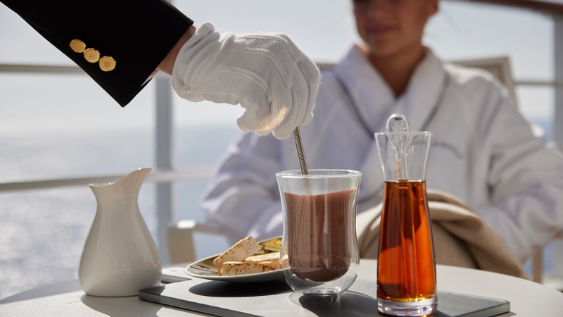 Café da manhã na cabine em viagem comemorativa de Valentine's Day