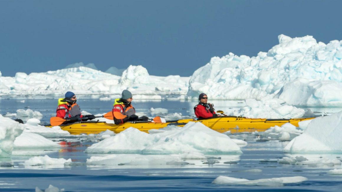 Caiaque na Antártica. Uma das atividades a bordo do SH Vega
