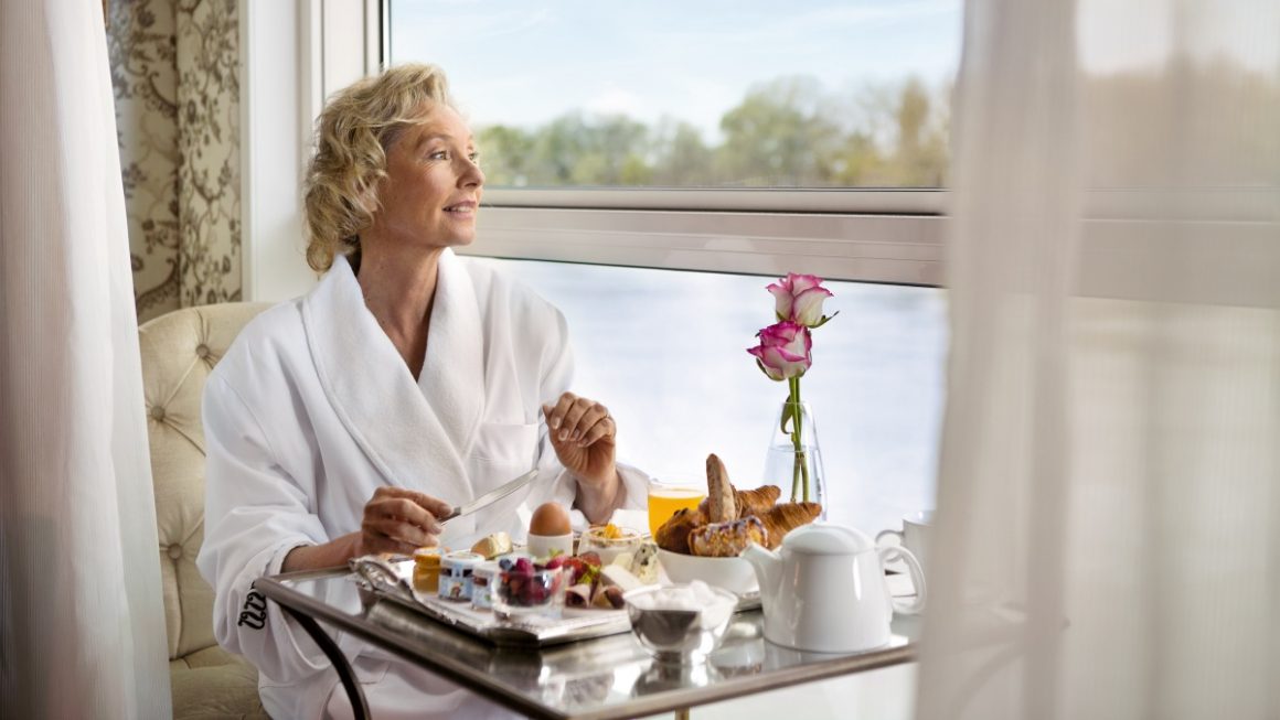 Café da manhã na cabine com a Crystal