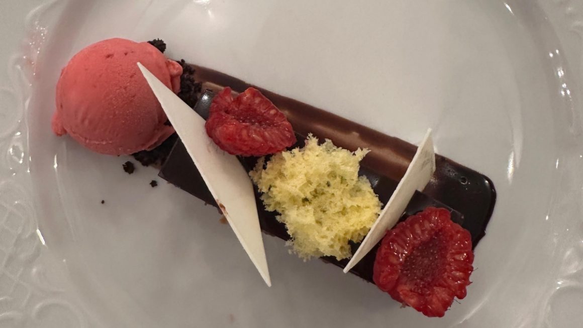Torta de chocolate com sorvete de framboesa da Crystal Serenity