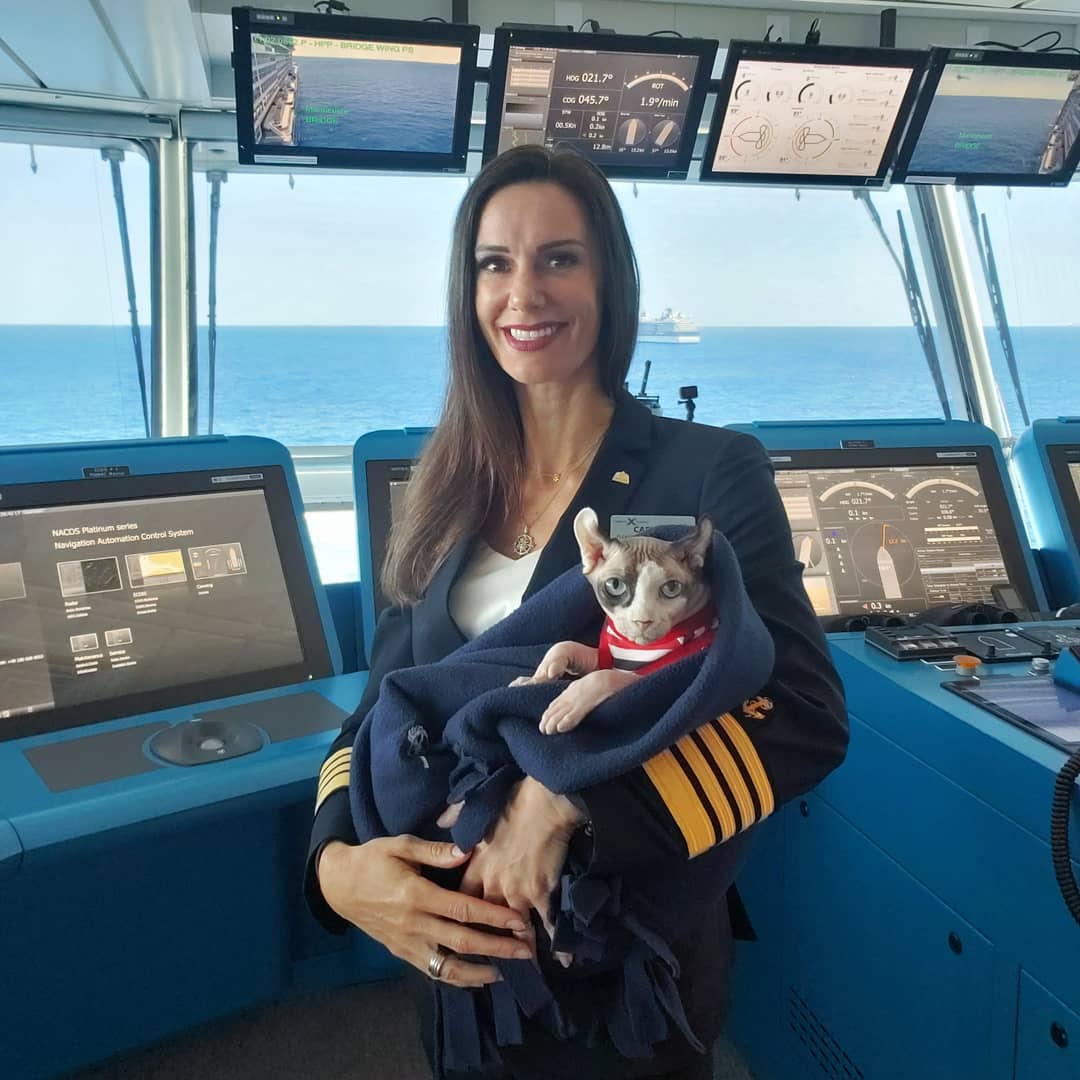 capitan kate com seu gatinho bug