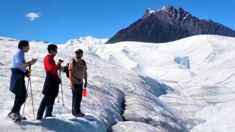 Caminhada sobre a geleira em Wrangell-St. Elias National Park