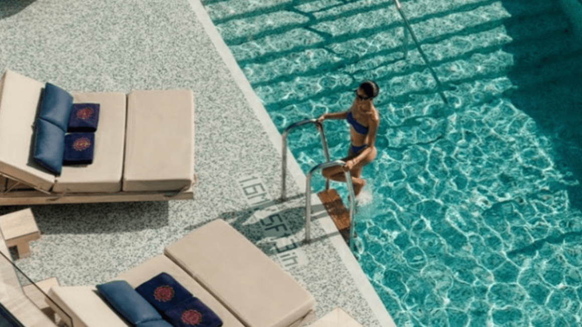 mulher aproveitando a piscina