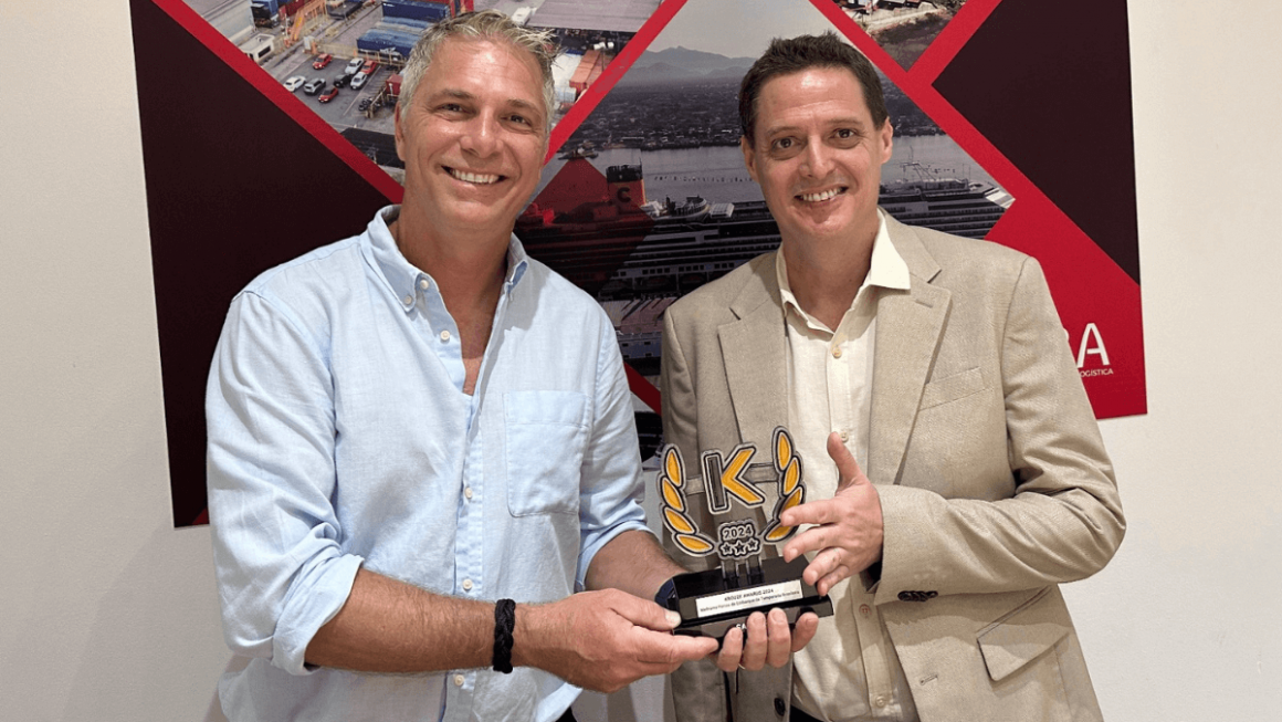 Alex Calabria - Diretor de novos negócios da Krooze e Javier Carnevale - e gerente de operações do Concais na entrega do premio, em Santos