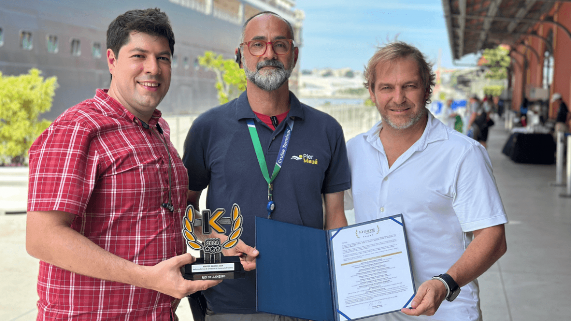 Paulo Papoy - CEO da Krooze, Marcello Chagas - gerente de operações do Pier Mauá e Luiz Fernando Vieira - sócio diretor da Krooze em entrega do premio, no Rio