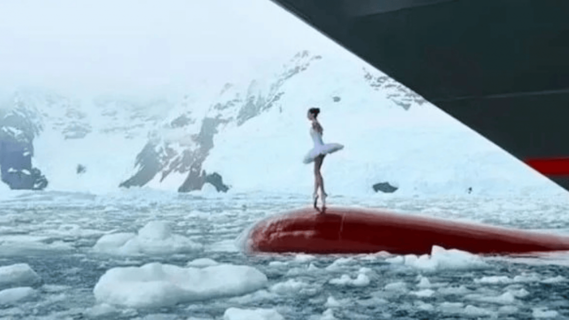 Bailarina Victoria dançando balé na proa do navio da Ponant na Antártica
