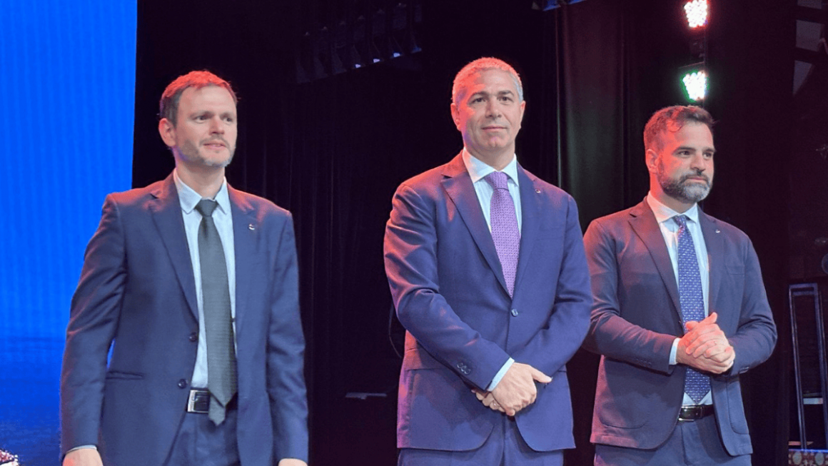 Rui Ribeiro, diretor comercial da Costa, Dario Rustico, presidente da Costa no Brasil e América do Sul e Luigi Stefanelli, vice presidente de vendas global da Costa