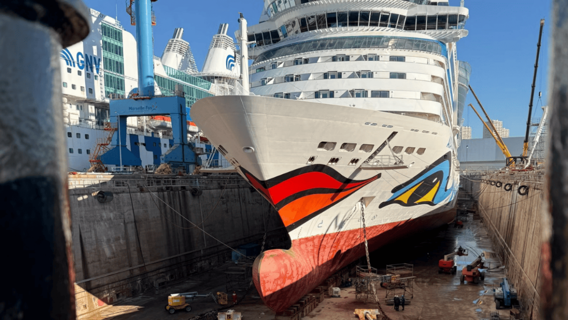 Navio da AIDA em doca seca