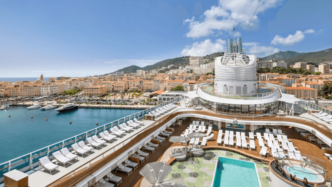 Vista para a piscina do navio Vista da Oceania Cruise