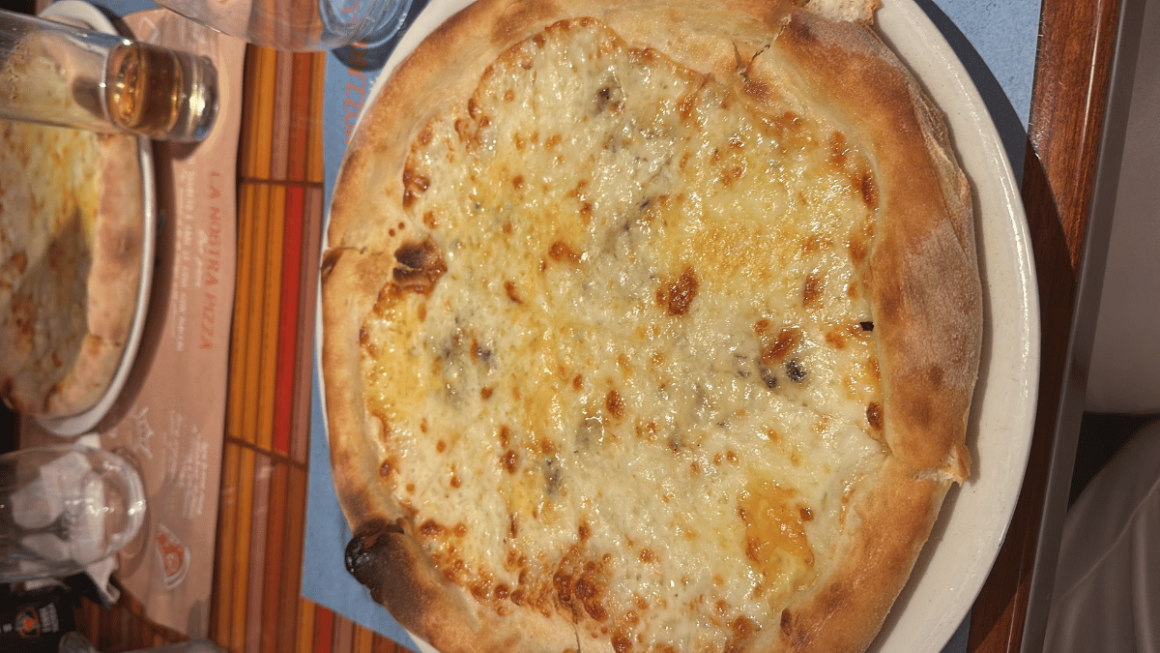 Deliciosa pizza de quatro queijos servida na Pizzaria Pummid'Oro