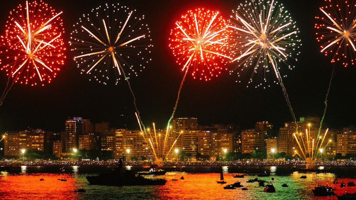 Fogos de Copacabana, no Rio, a bordo do Réveillon em Alto-Mar