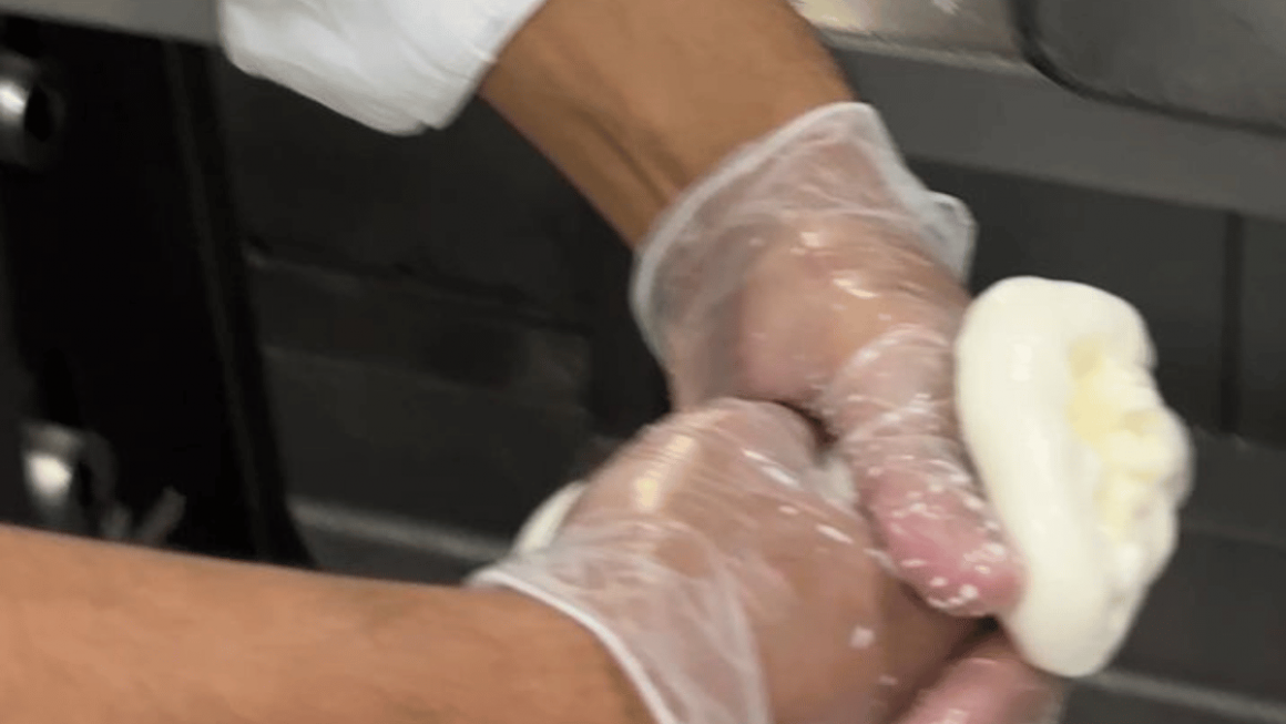 Produção manual da muçarela