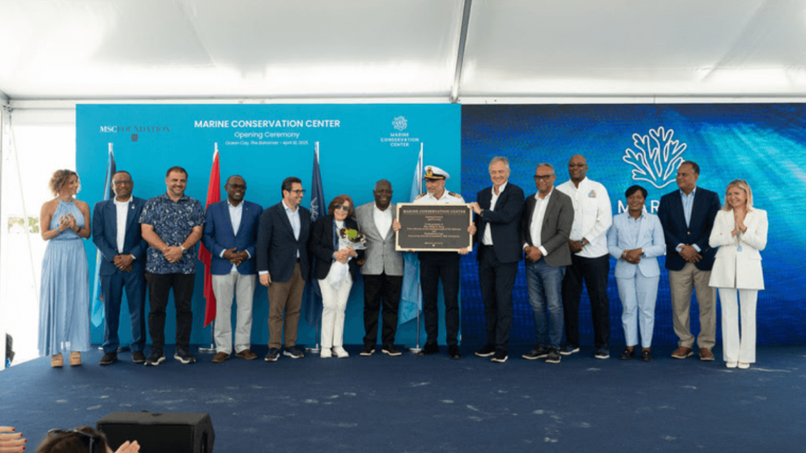 Autoridades do Governo das Bahamas com a Dra. Sylvia Earle, representantes da MSC Foundation, MSC Cruzeiros e do Grupo MSC durante a inauguração do Centro de Conservação Marinha em Ocean Cay