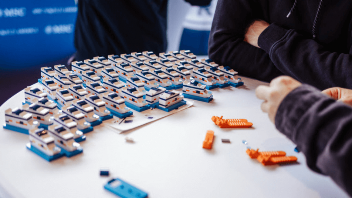 Cada navio levou, em média, cinco minutos para ser construído