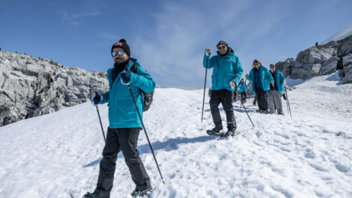 Grupo de viajantes na Antártida com a Swan Hellenic