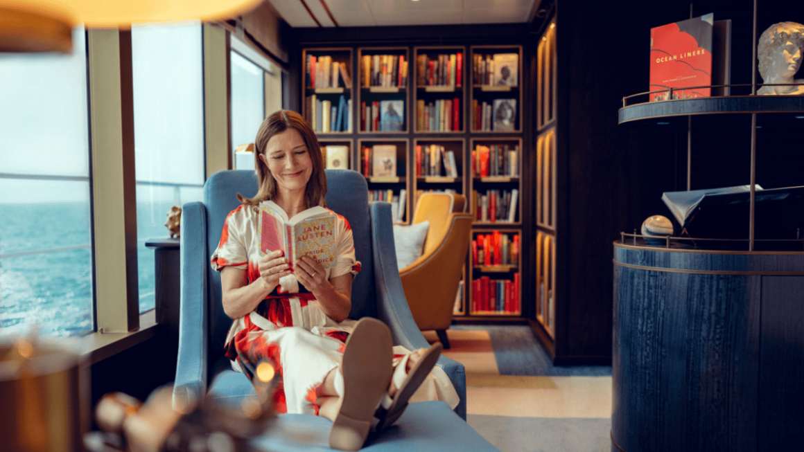 Leitura a bordo do Queen Anne da Cunard