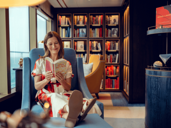 Leitura a bordo do Queen Anne da Cunard