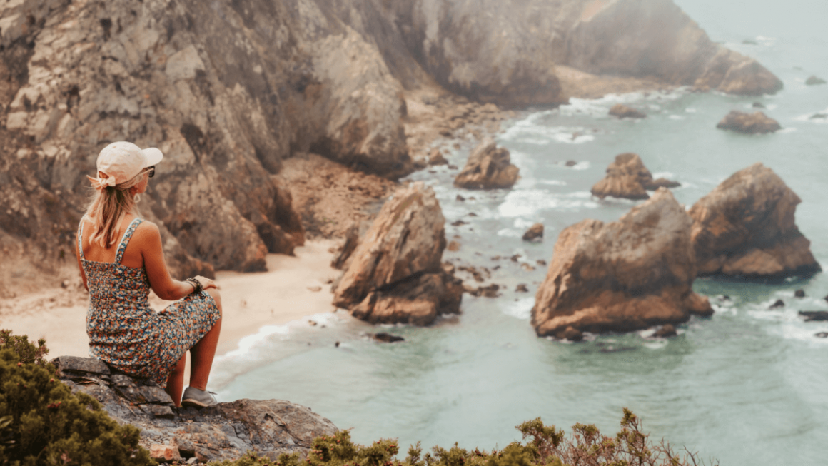 Mulher aproveitando a Paisagem da costa do Oceano Atlântico