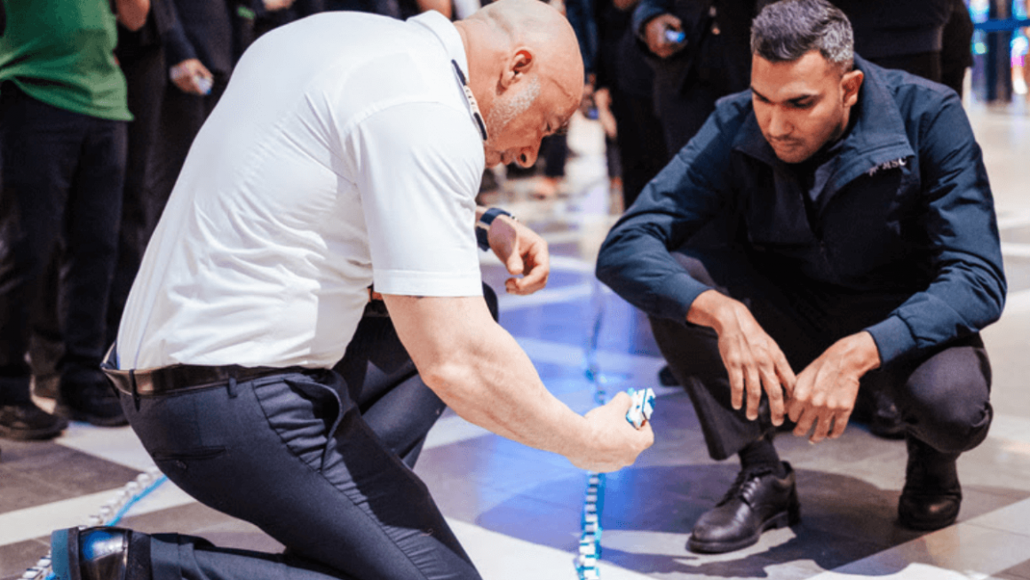 O Capitão do MSC World America, Comandante Dino Sagani, ajudou a alinhar os navios de LEGO®