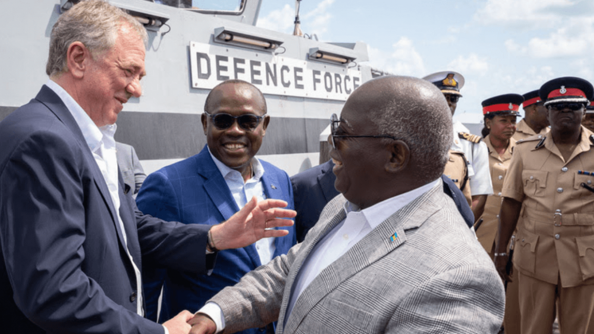 Pierfrancesco Vago cumprimenta o Primeiro-Ministro Davis e o Vice-Primeiro-Ministro Cooper em Ocean Cay