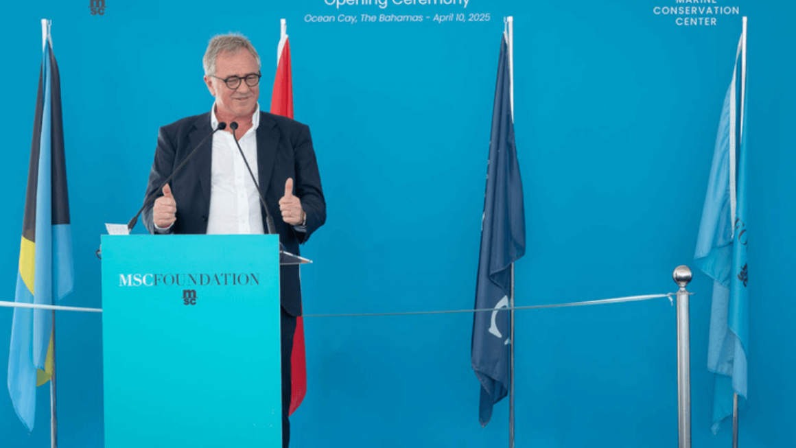 Pierfrancesco Vago discursa para autoridades do Governo das Bahamas e outros convidados durante a inauguração do Centro de Conservação Marinha