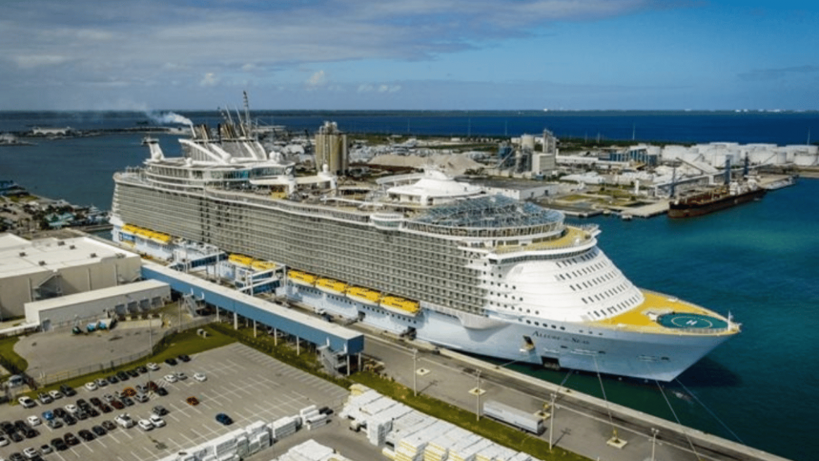 O Allure of the Seas da Royal Caribbean International atracado no Terminal de Cruzeiros 1 do Porto Canaveral