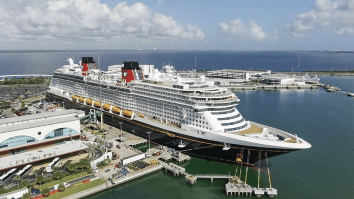 O Disney Treasure atracado no Terminal de Cruzeiros 8 do Porto Canaveral