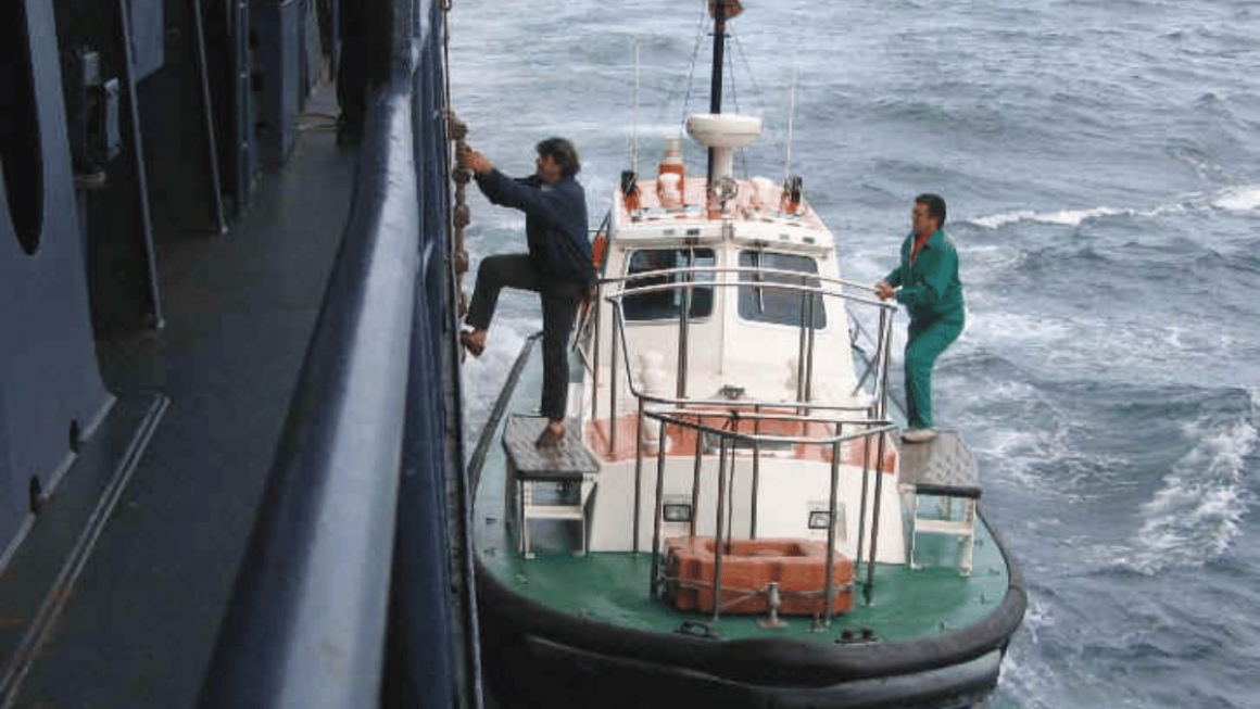 Prático subindo a bordo