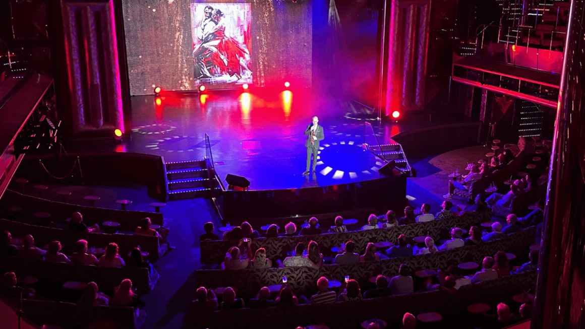 Espetáculo com cantor italiano a bordo do Costa Favolosa