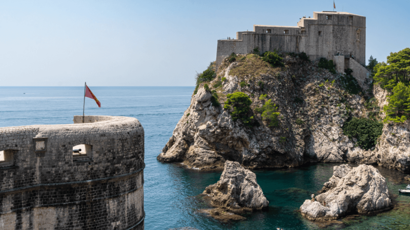 Forte Lovrijenac de frente para as muralhas da cidade de Dubrovnik,