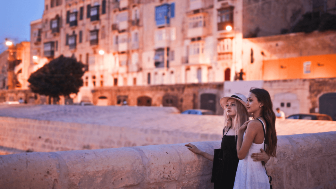 Casal aproveitando viagem pela Europa