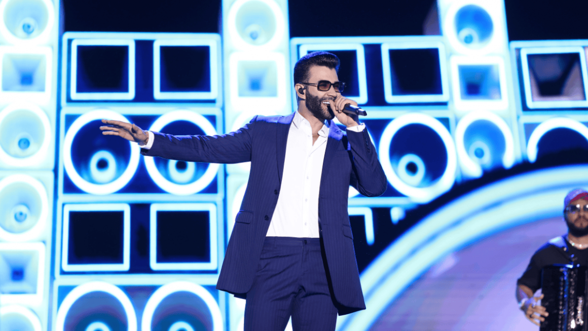 Gusttavo Lima em navio temático Embaixador