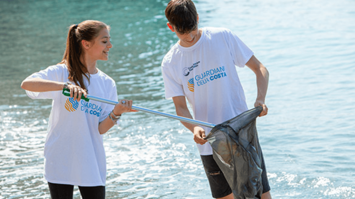 Jovens limpando praia para voluntariado