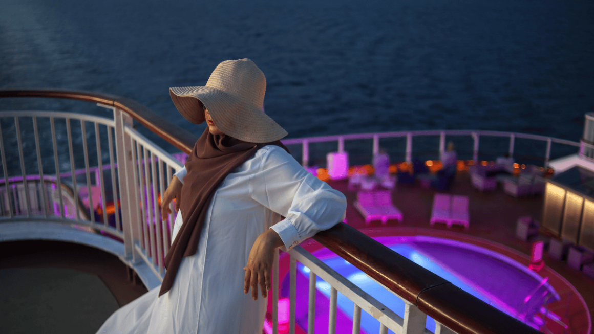 Hóspede apreciando a noite no Deck do navio