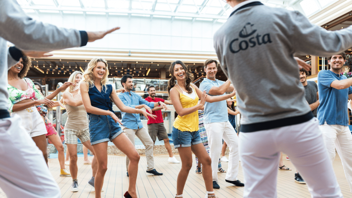 Tripulante ensinando aula de dança