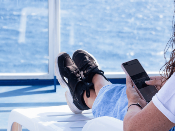 Cruzeirista usando o Wi-fi do navio