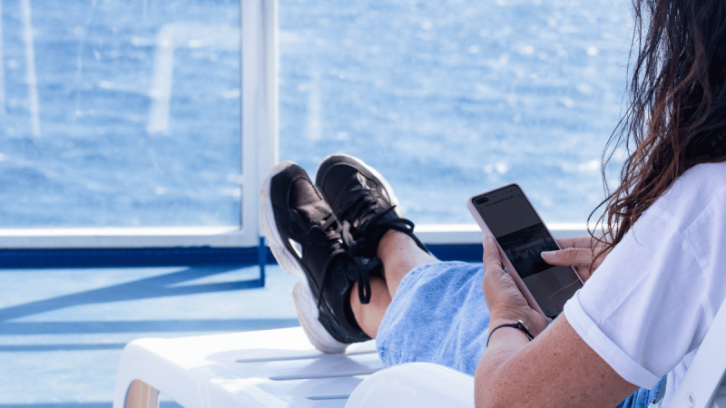 Cruzeirista usando o Wi-fi do navio