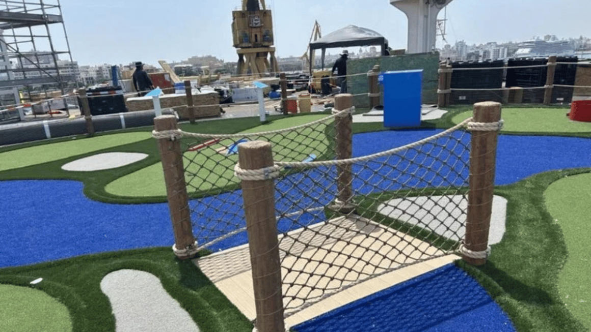 Espaço de minigolfe para os cruzeiristas se divertirem a bordo