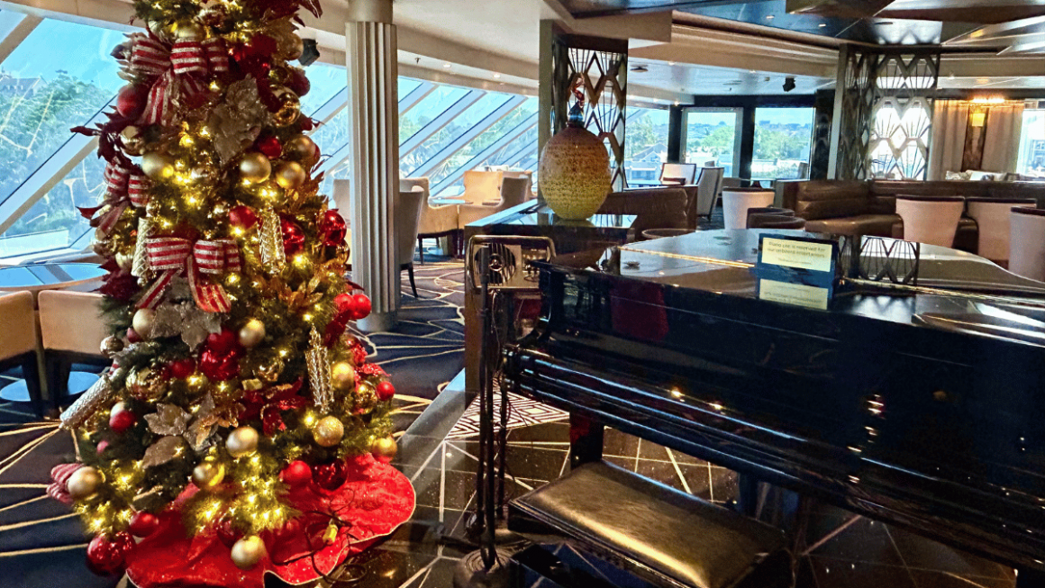 Enfeites natalinos pelo navio