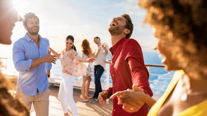 Grupo de amigos se divertindo a bordo