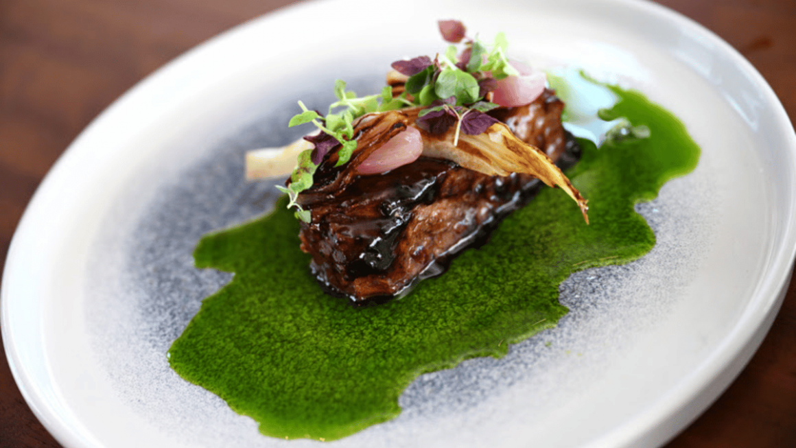 Costela bovina glaceada, do Chef’s Garden Kitchen
